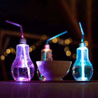 Világító LED-es party pohár szívószállal - izzó alakú